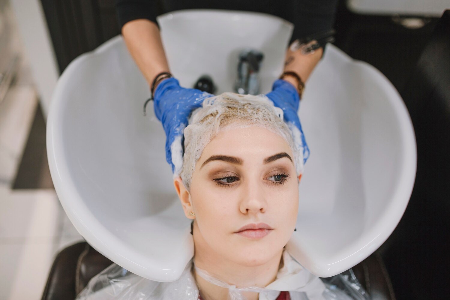 Мытьё волос шампунем в мойке