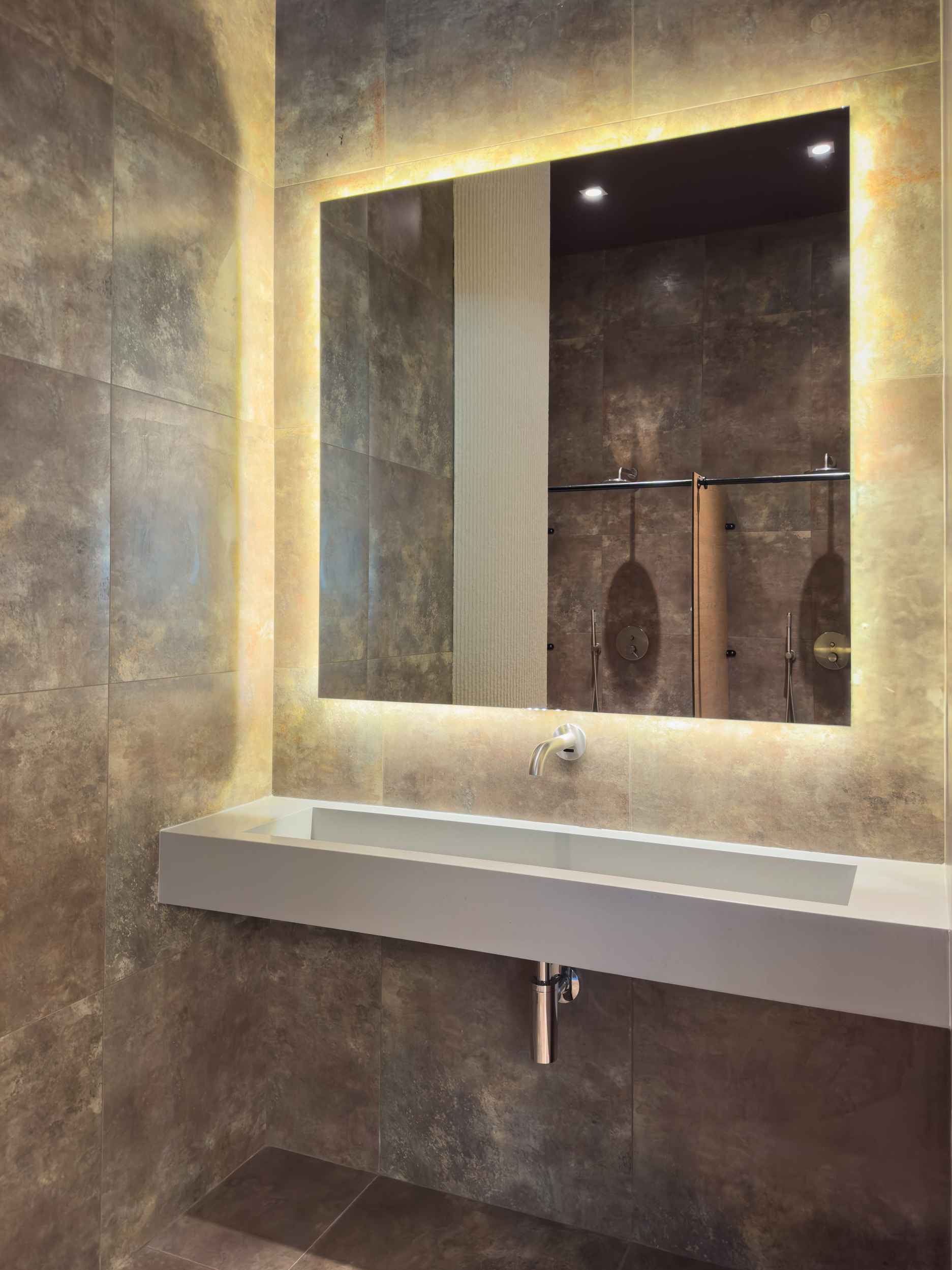 Санузел с подсветкой зеркала