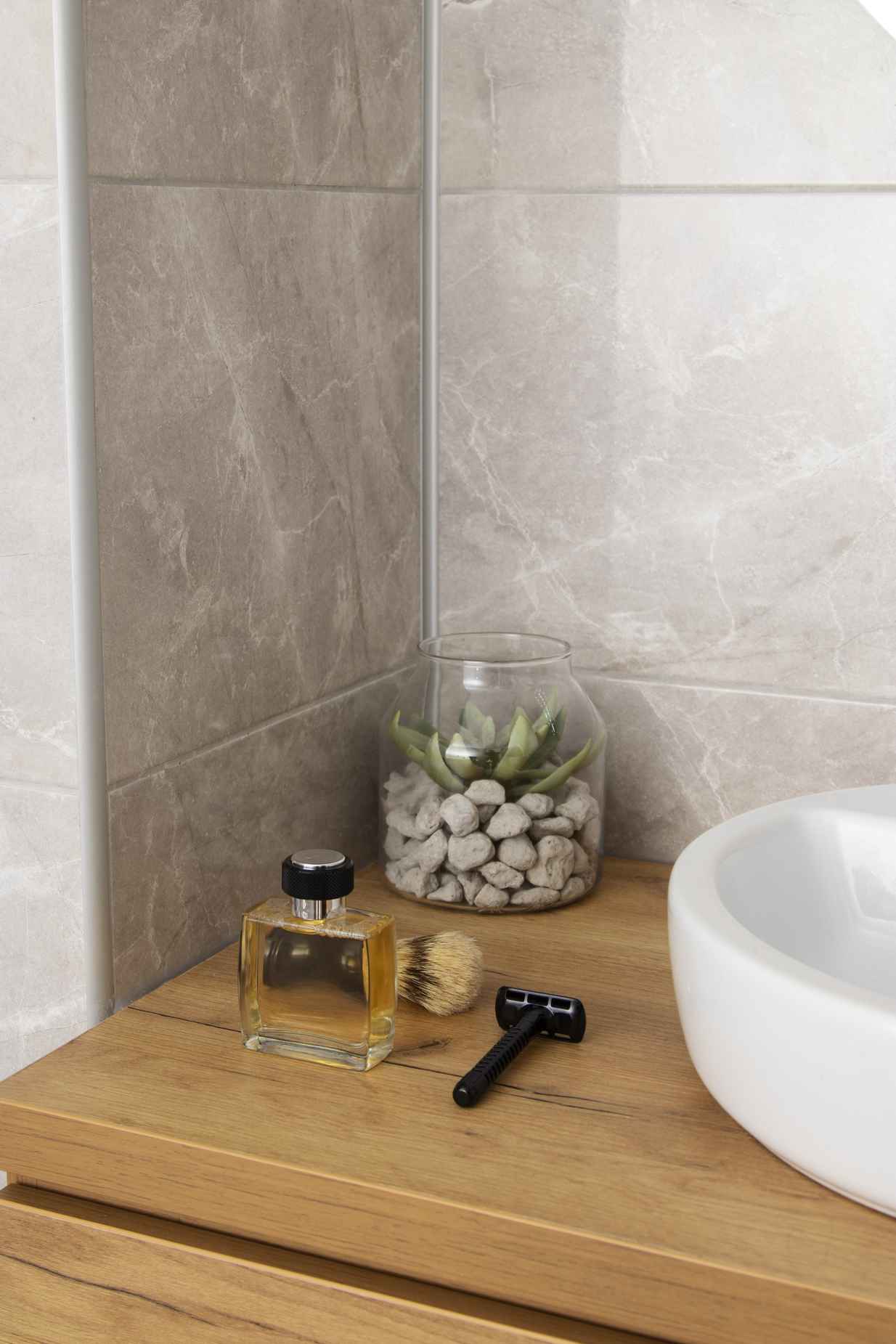 Интерьер ванной после укладки плитки