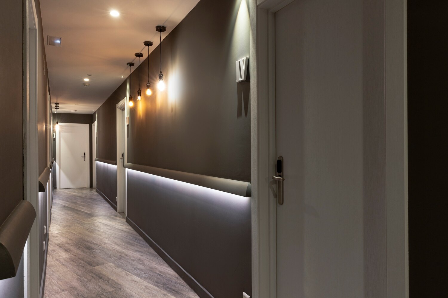 Премиальный интерьер с натяжным потолком и дизайнерским освещением