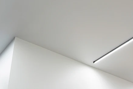 Бесщелевой натяжной потолок — аккуратный переход между потолком и стеной