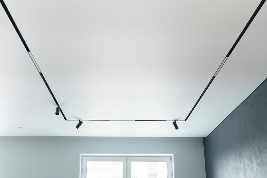 Матовый натяжной потолок в современном интерьере