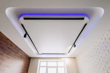 Многоуровневый натяжной потолок с подсветкой и дизайнерским освещением