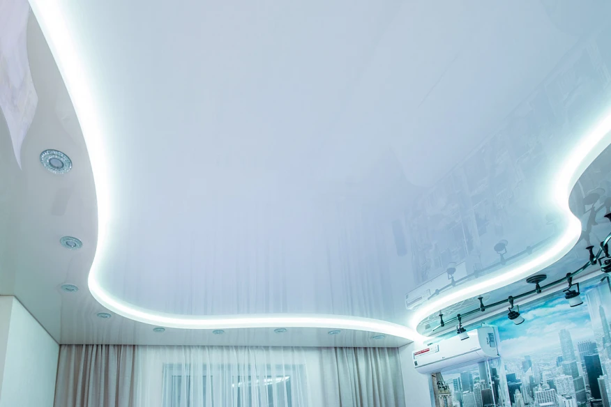 Натяжной потолок с LED-подсветкой по контуру