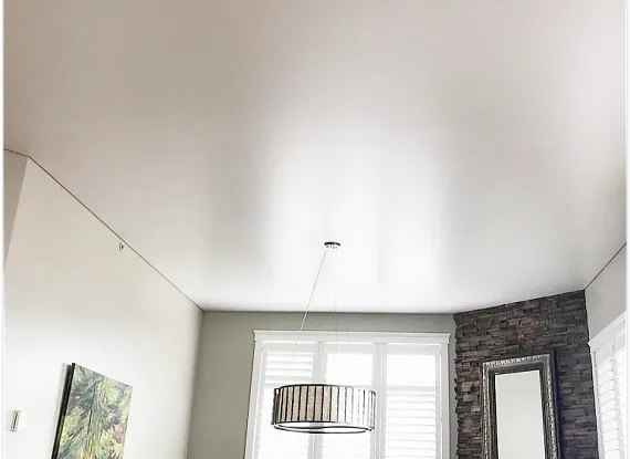 Сатиновый натяжной потолок с мягким отблеском