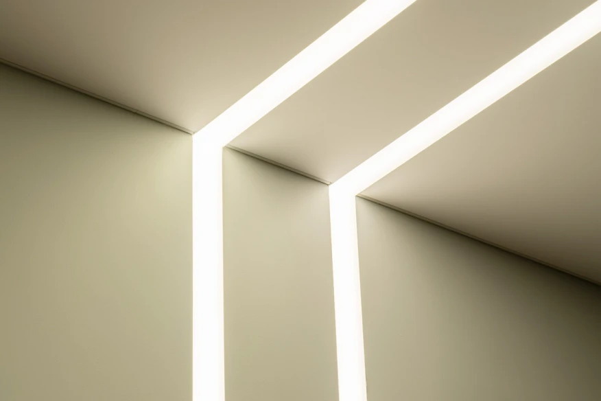 Световые линии на натяжном потолке