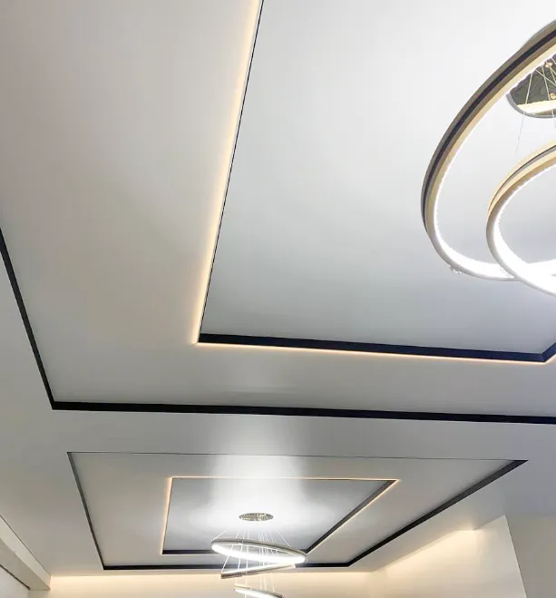 Натяжной потолок с дизайнерской люстрой и скрытым карнизом