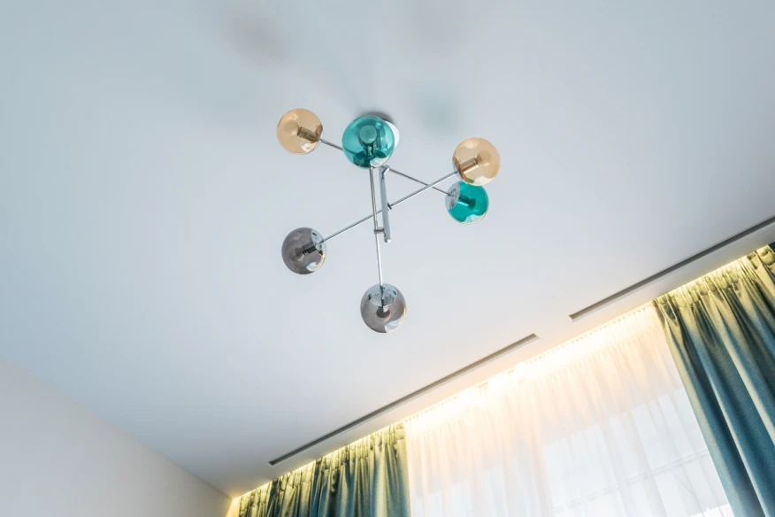 Тканевый натяжной потолок с люстрой