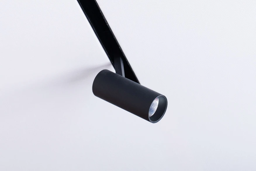 Трековый светильник для натяжного потолка — чёрный минималистичный дизайн